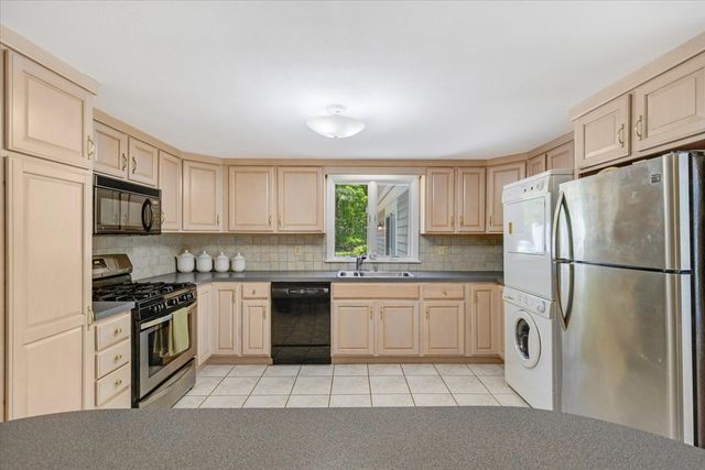 6 Parkwood Ct, Yarmouth, MA 02664