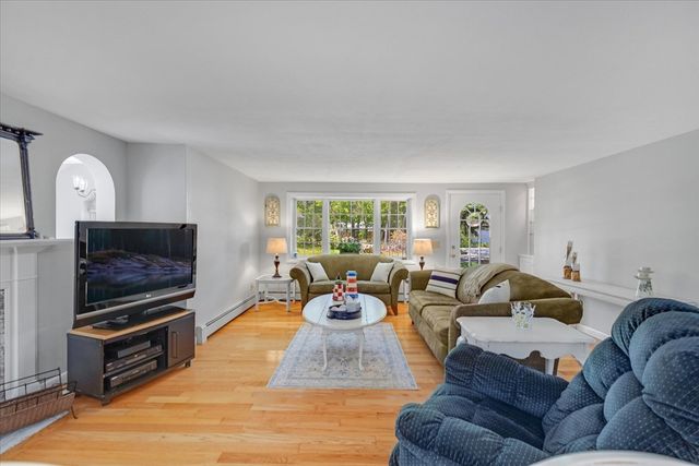 6 Parkwood Ct, Yarmouth, MA 02664