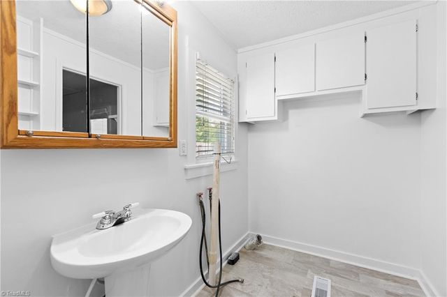 102 Grimes Park Drive, Thomasville, NC 27360