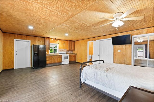 102 Grimes Park Drive, Thomasville, NC 27360