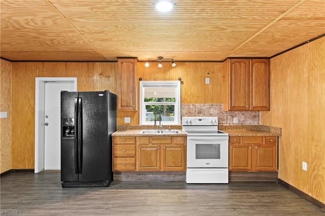 102 Grimes Park Drive, Thomasville, NC 27360