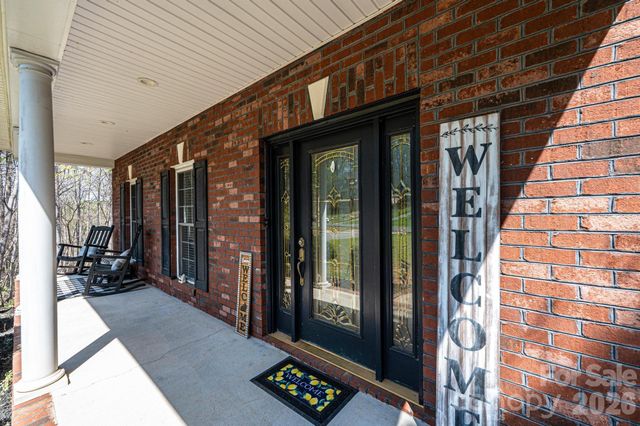 2586 Henry Falls Drive, Hickory, NC 28602