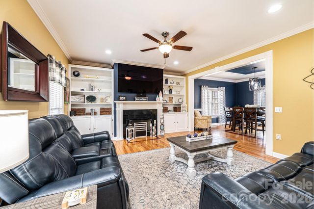 2586 Henry Falls Drive, Hickory, NC 28602