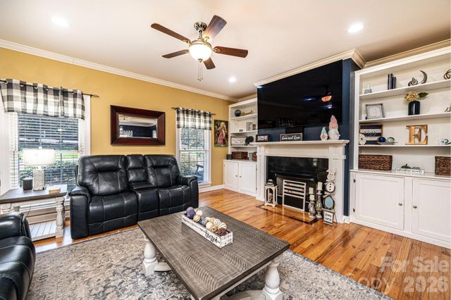 2586 Henry Falls Drive, Hickory, NC 28602