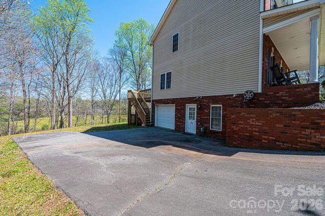 2586 Henry Falls Drive, Hickory, NC 28602