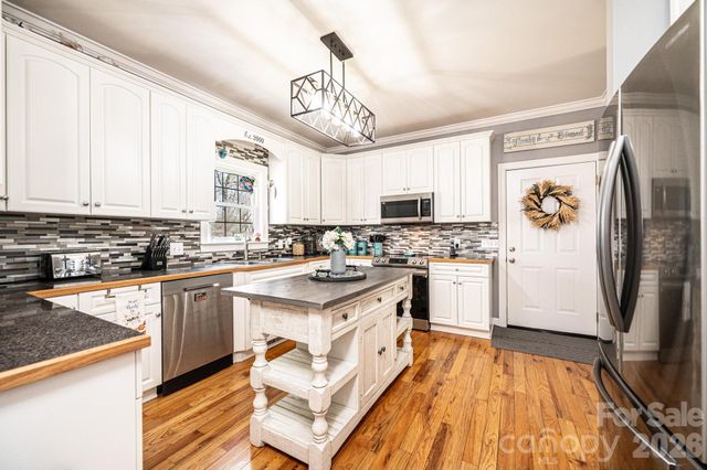 2586 Henry Falls Drive, Hickory, NC 28602