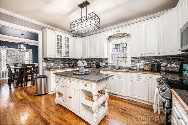 2586 Henry Falls Drive, Hickory, NC 28602