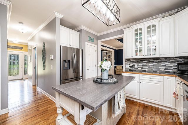 2586 Henry Falls Drive, Hickory, NC 28602