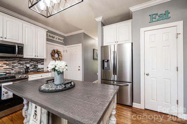 2586 Henry Falls Drive, Hickory, NC 28602