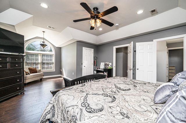 2586 Henry Falls Drive, Hickory, NC 28602