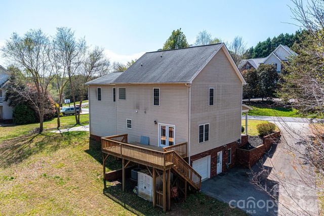 2586 Henry Falls Drive, Hickory, NC 28602