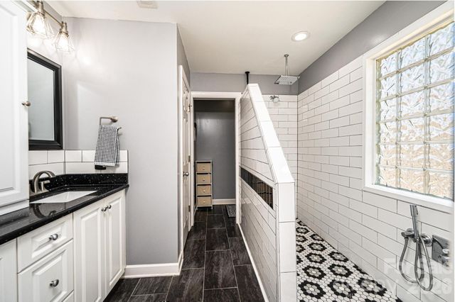 2586 Henry Falls Drive, Hickory, NC 28602