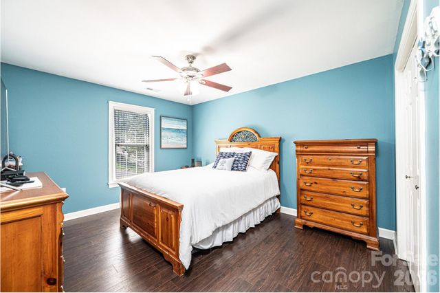 2586 Henry Falls Drive, Hickory, NC 28602