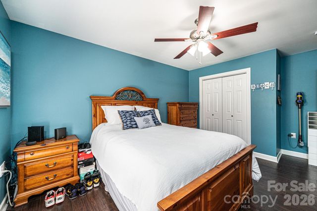 2586 Henry Falls Drive, Hickory, NC 28602