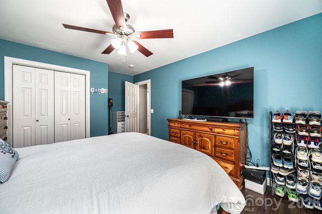 2586 Henry Falls Drive, Hickory, NC 28602