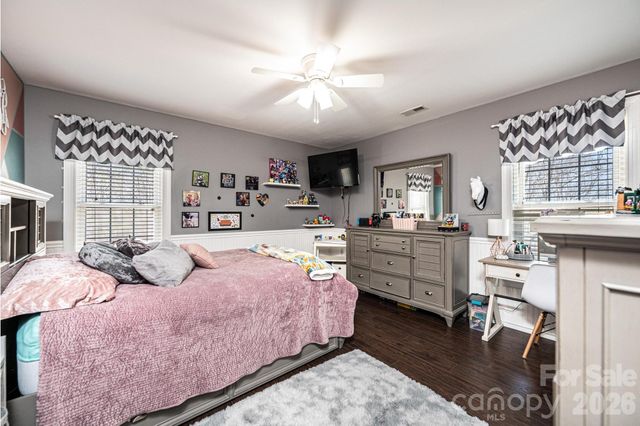 2586 Henry Falls Drive, Hickory, NC 28602