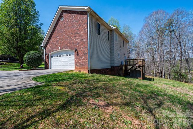 2586 Henry Falls Drive, Hickory, NC 28602