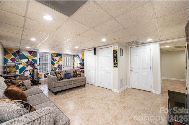 2586 Henry Falls Drive, Hickory, NC 28602