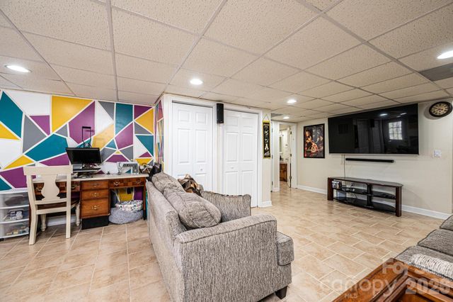 2586 Henry Falls Drive, Hickory, NC 28602