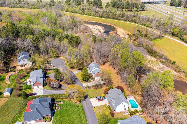 2586 Henry Falls Drive, Hickory, NC 28602