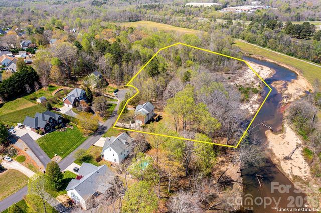 2586 Henry Falls Drive, Hickory, NC 28602