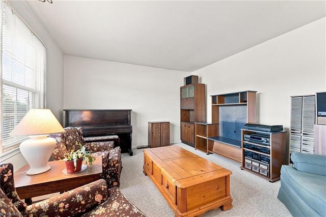 16 Saint Martin Place, Greensboro, NC 27455