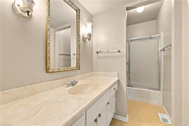 16 Saint Martin Place, Greensboro, NC 27455