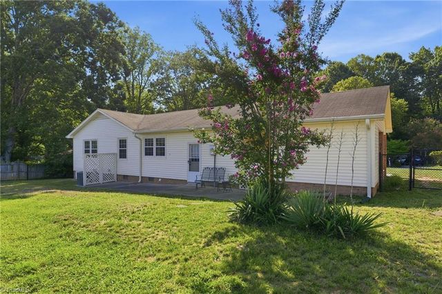 16 Saint Martin Place, Greensboro, NC 27455
