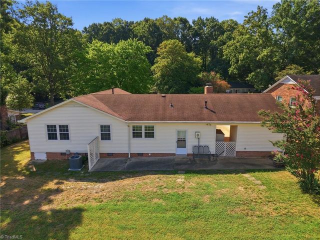 16 Saint Martin Place, Greensboro, NC 27455