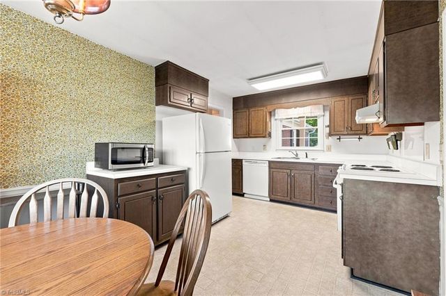 16 Saint Martin Place, Greensboro, NC 27455