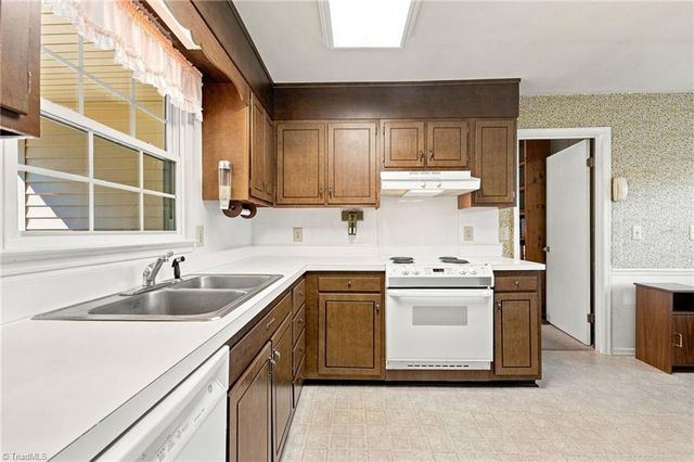 16 Saint Martin Place, Greensboro, NC 27455