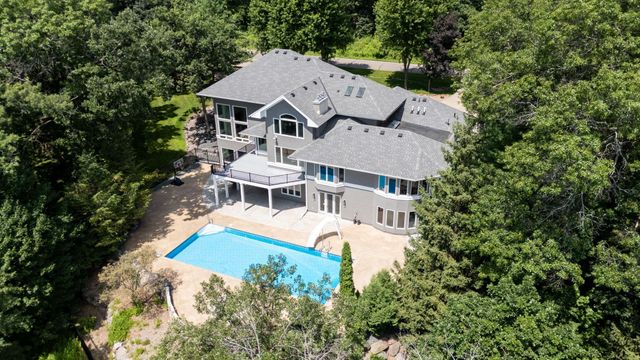 9 Red Forest Way, North Oaks, MN 55127