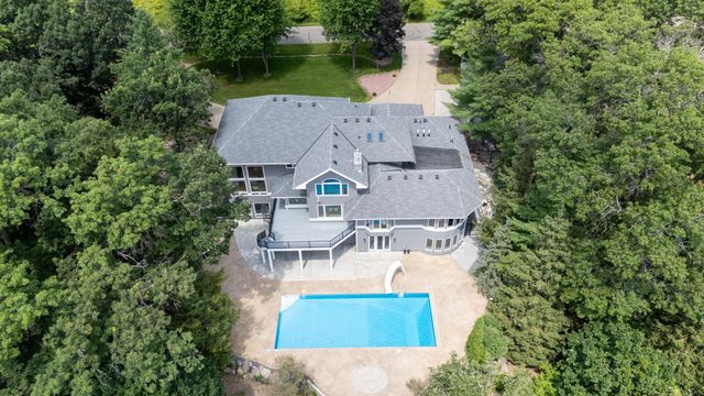 9 Red Forest Way, North Oaks, MN 55127