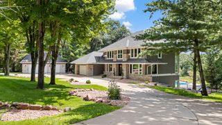 9 Red Forest Way, North Oaks, MN 55127