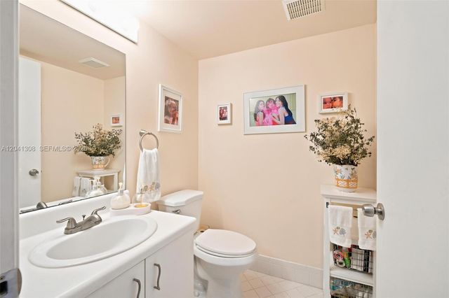 901 SW 138th Ave 305C, Pembroke Pines, FL 33027