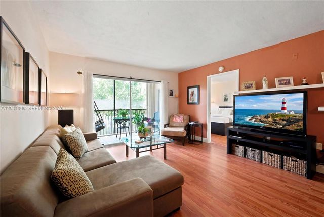 901 SW 138th Ave 305C, Pembroke Pines, FL 33027