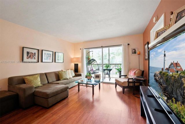 901 SW 138th Ave 305C, Pembroke Pines, FL 33027