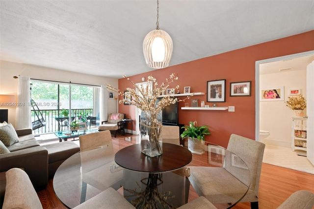 901 SW 138th Ave 305C, Pembroke Pines, FL 33027