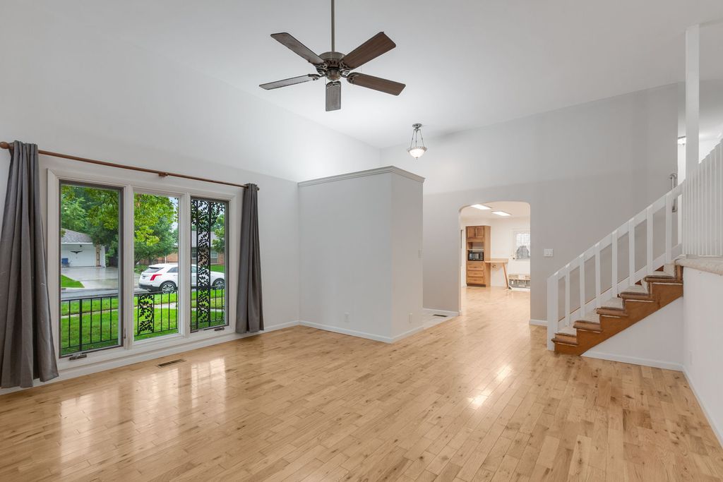 304 Andover Court, Streamwood, IL 60107 — photo 4