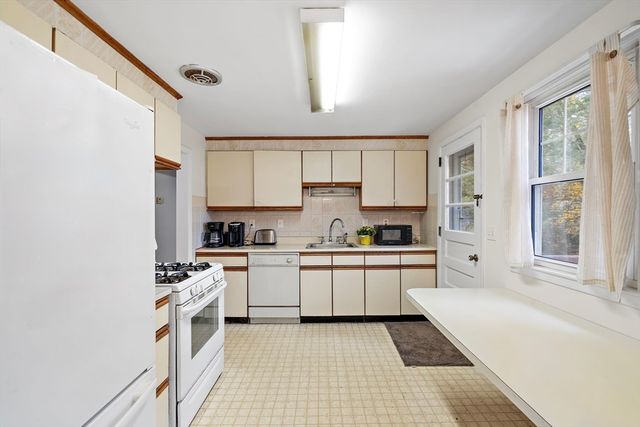 30 Rolling Ln, Sudbury, MA 01776