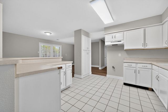 5415 KNOLL KREST ST, San Antonio, TX 78242