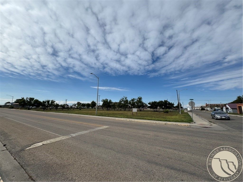 705 W 3RD ST, Hardin, MT 59034 photo 3
