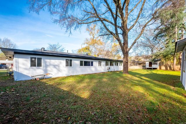 307 Sunnymeade Dr, Little Rock, AR 72205