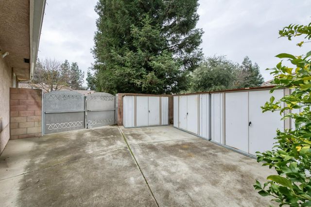 6660 N St Catherine Court, Fresno, CA 93711