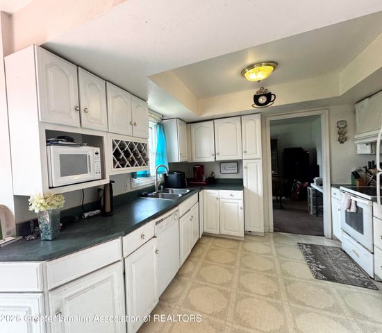 3305 Inverary Drive, Lansing, MI 48911