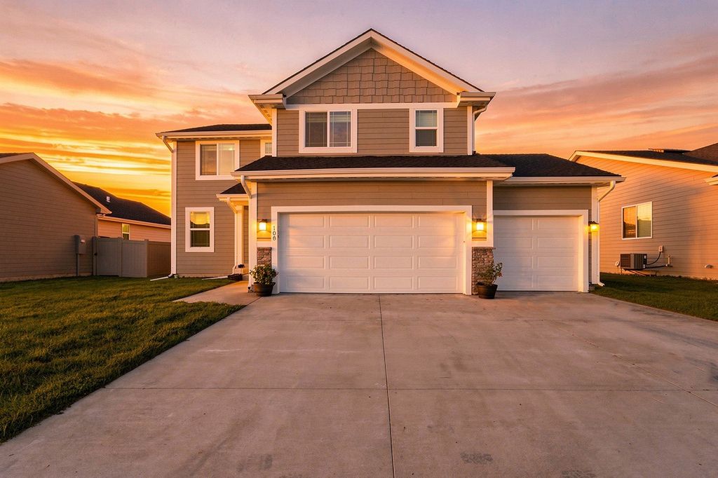 108 13th Street NW, Bondurant, IA 50035