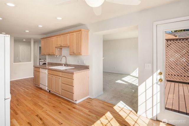 13809 SE 255th Place, Kent, WA 98042