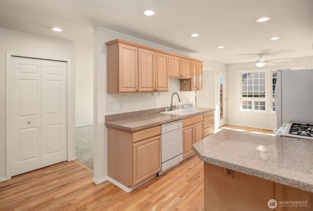13809 SE 255th Place, Kent, WA 98042