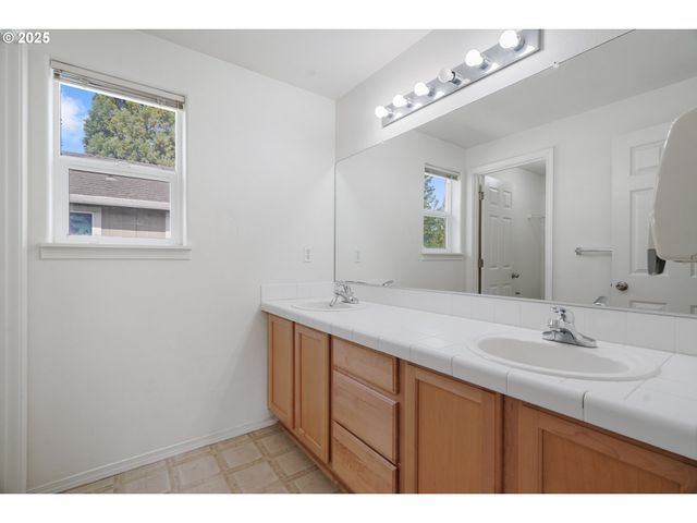 1456 Se BLANCHARD St, Hillsboro, OR 97123