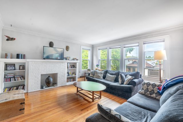 2545 W Coyle Avenue, Chicago, IL 60645